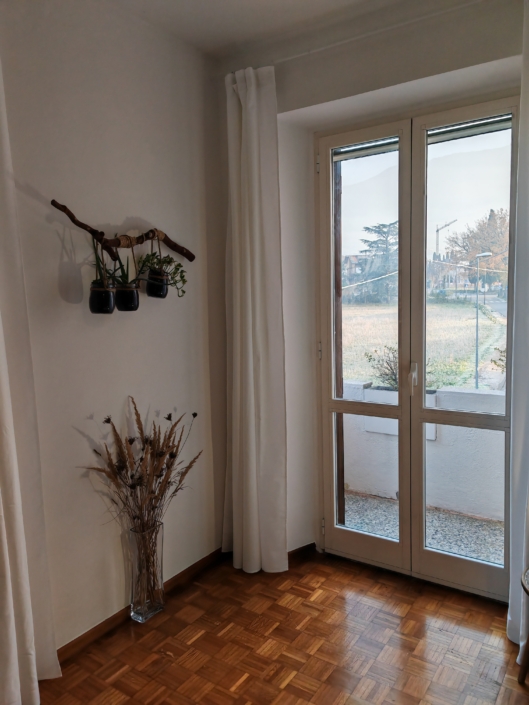 LUCE: Finestrone sul terrazzo.