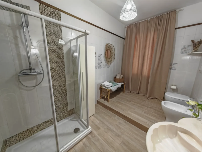 Bagno con box doccia e sanitari moderni, casa vacanze Verdeacquassisi ad Assisi