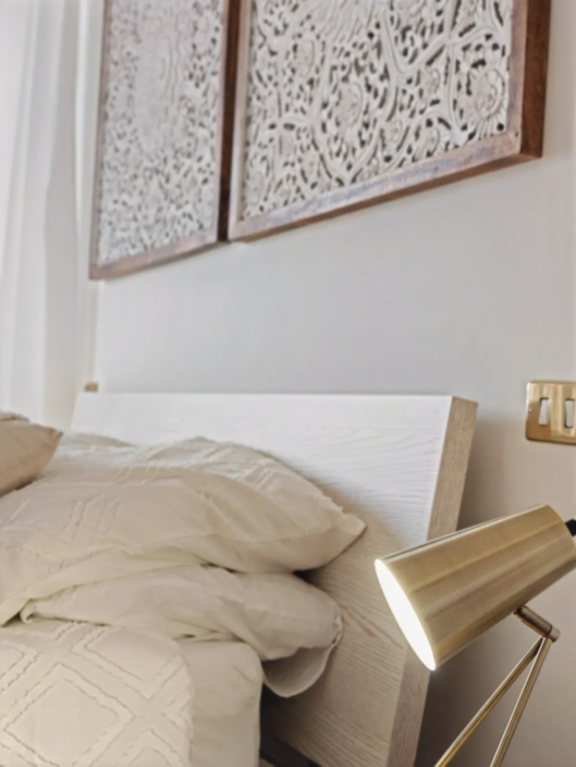 Dettaglio del letto con lampada da lettura in ottone, casa vacanze Verdeacquassisi ad Assisi