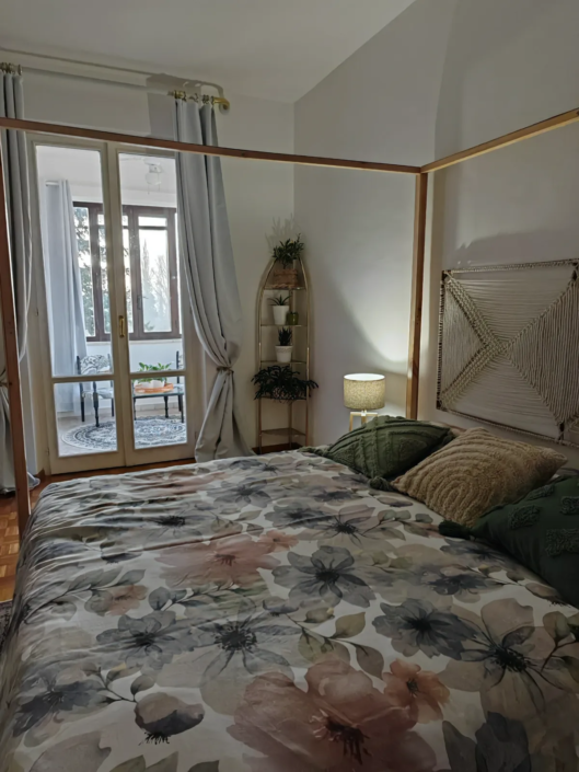 Letto a baldacchino della camera PACE con portafinestra luminosa, casa vacanze Verdeacquassisi ad Assisi
