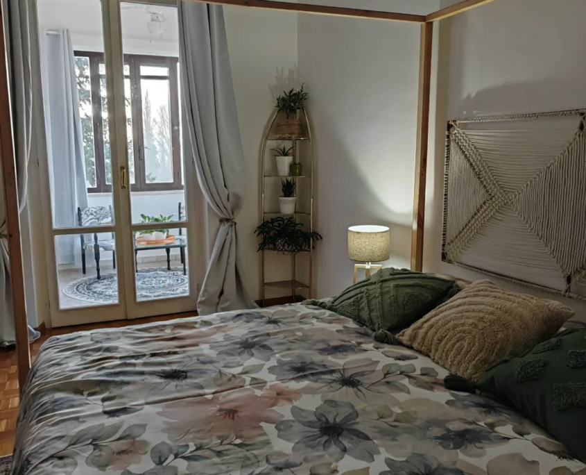 Letto a baldacchino della camera PACE con portafinestra luminosa, casa vacanze Verdeacquassisi ad Assisi