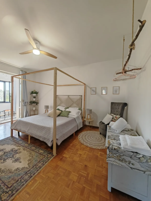 Camera PACE con letto a baldacchino e tappeto, vista d'insieme, casa vacanze Verdeacquassisi ad Assisi