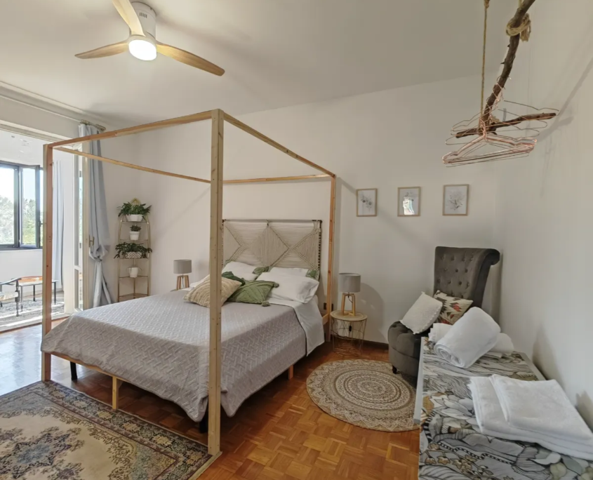 Camera PACE con letto a baldacchino e tappeto, vista d'insieme, casa vacanze Verdeacquassisi ad Assisi