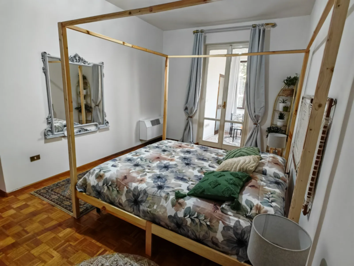 Camera PACE con letto a baldacchino e grande finestra, casa vacanze Verdeacquassisi ad Assisi