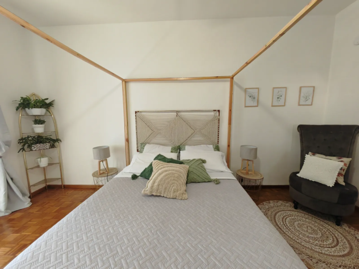 Camera PACE con letto matrimoniale e testiera in macramè, casa vacanze Verdeacquassisi ad Assisi