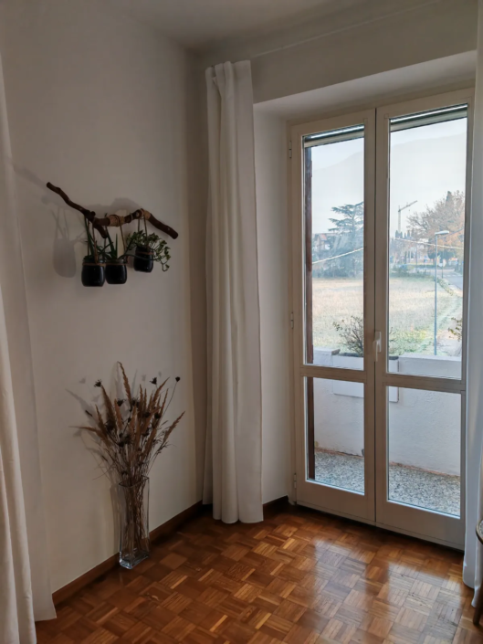 Camera con portafinestra sul terrazzo e decorazioni naturali, casa vacanze Verdeacquassisi ad Assisi