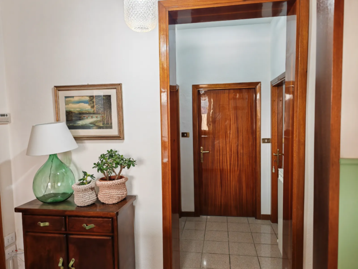 Corridoio con cassettiera, lampada e quadri, casa vacanze Verdeacquassisi ad Assisi