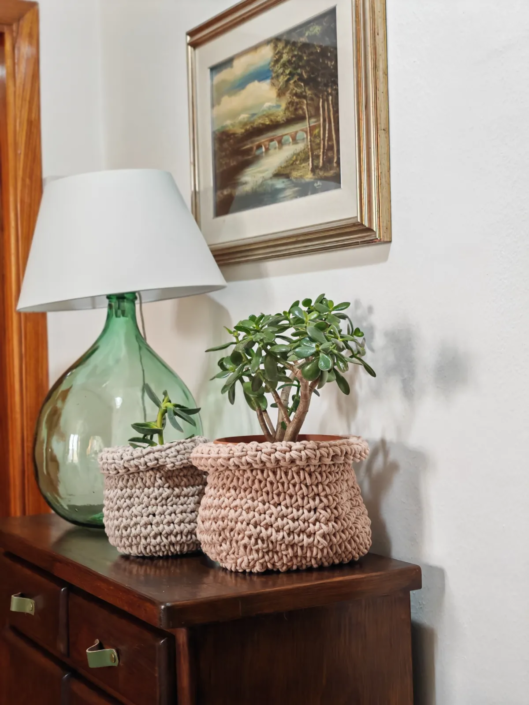 Dettaglio d'arredo nel corridoio con lampada in vetro verde e piante, casa vacanze Verdeacquassisi ad Assisi