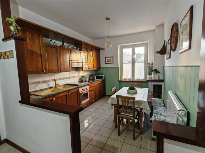 Cucina attrezzata con tavolo da pranzo, casa vacanze Verdeacquassisi ad Assisi