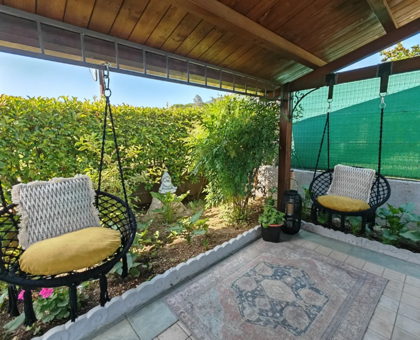 Gazebo con poltrone per il relax nel giardino privato, casa vacanze Verdeacquassisi ad Assisi