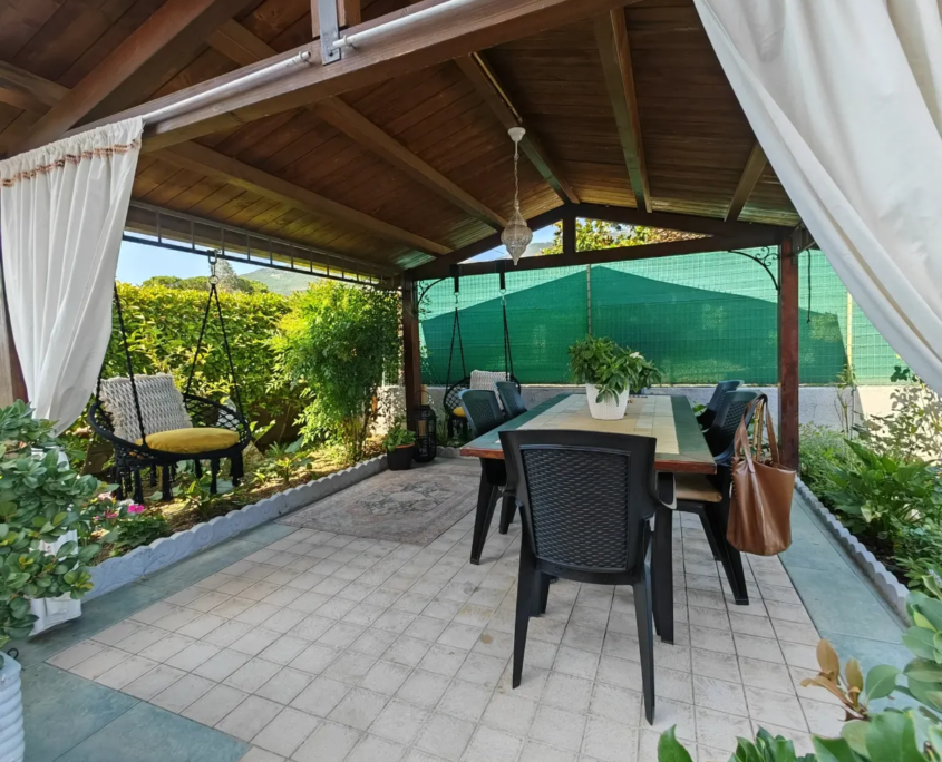 Gazebo con tavolo per pranzare all'aperto nel giardino privato, casa vacanze Verdeacquassisi ad Assisi