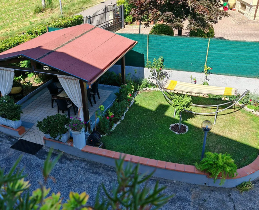 Vista dall'alto del giardino privato con gazebo e prato, casa vacanze Verdeacquassisi ad Assisi