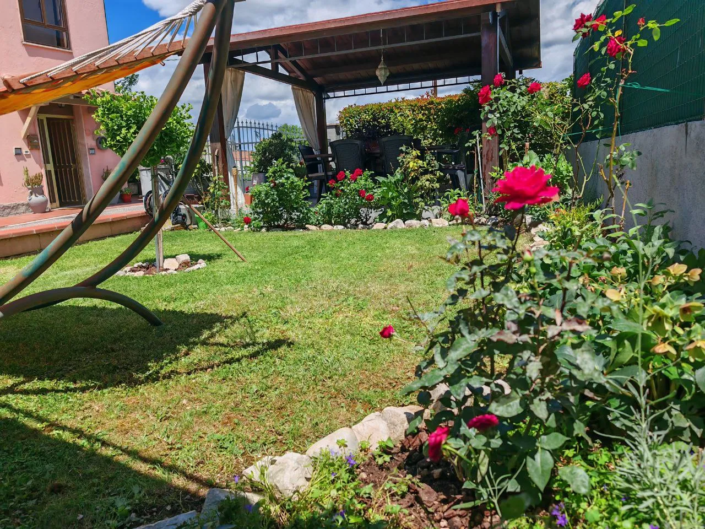 Giardino fiorito con rose e amaca, casa vacanze Verdeacquassisi ad Assisi
