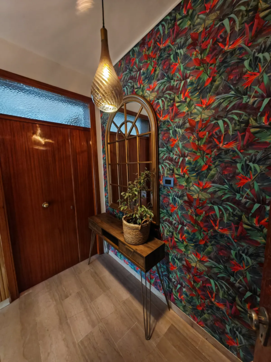 Ingresso dell'appartamento con carta da parati tropicale e lampada a sospensione, casa vacanze Verdeacquassisi ad Assisi