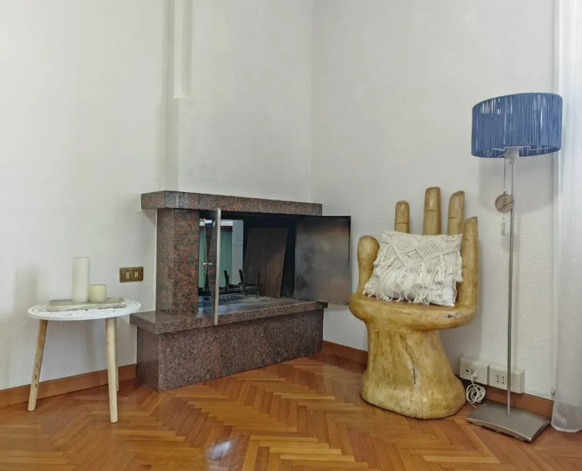 Sala ENERGIA con camino e poltrona in vimini, casa vacanze Verdeacquassisi ad Assisi