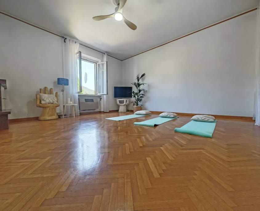 Sala ENERGIA per relax e meditazione con tappetini yoga, casa vacanze Verdeacquassisi ad Assisi
