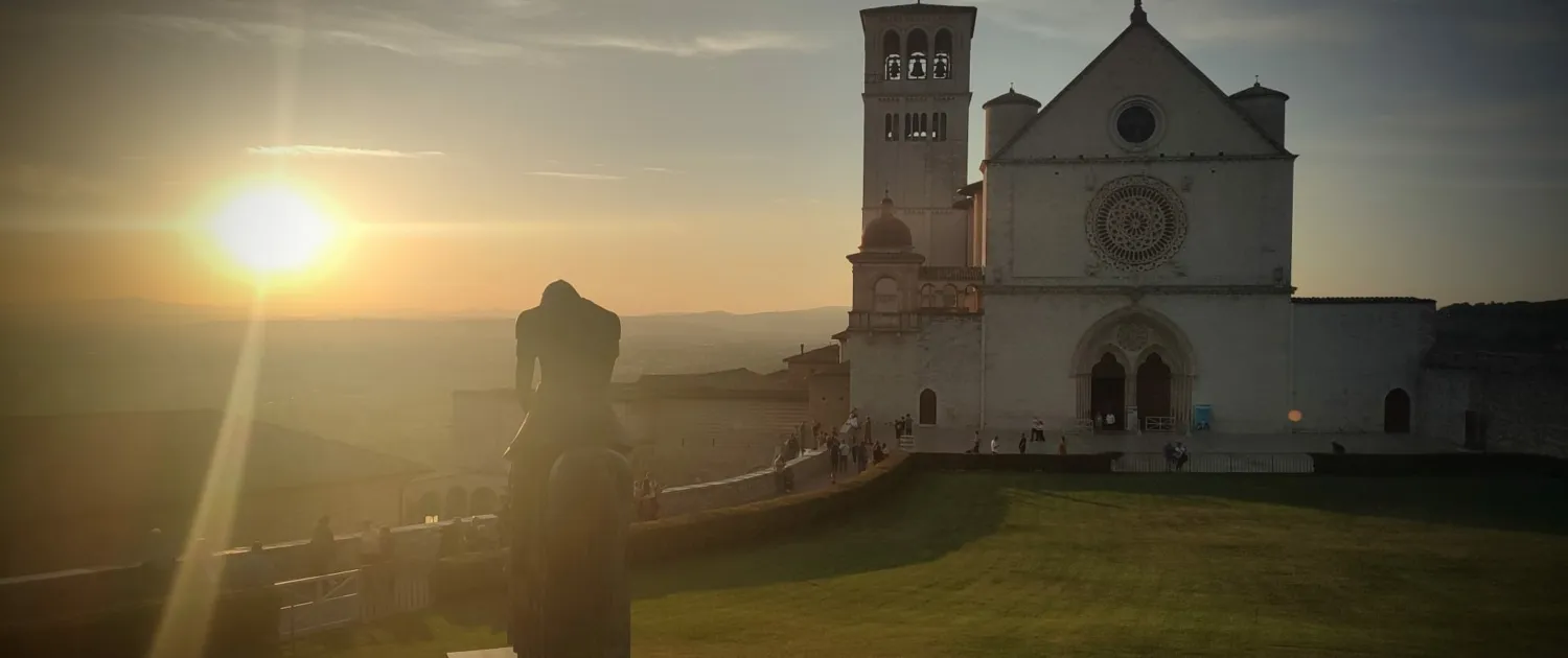 Basilica di San Francesco ad Assisi al tramonto, a pochi minuti da Verdeacquassisi