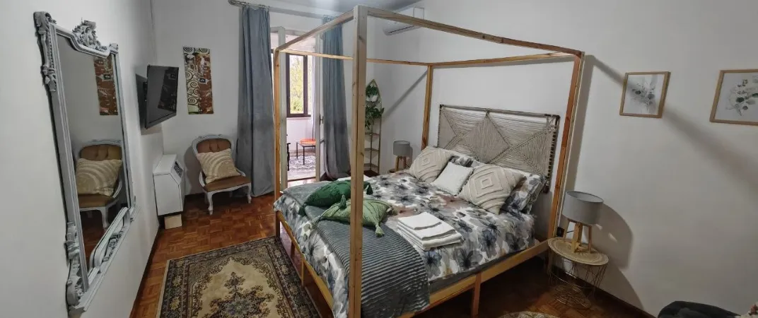 Camera matrimoniale con letto a baldacchino di Verdeacquassisi, casa vacanze ad Assisi