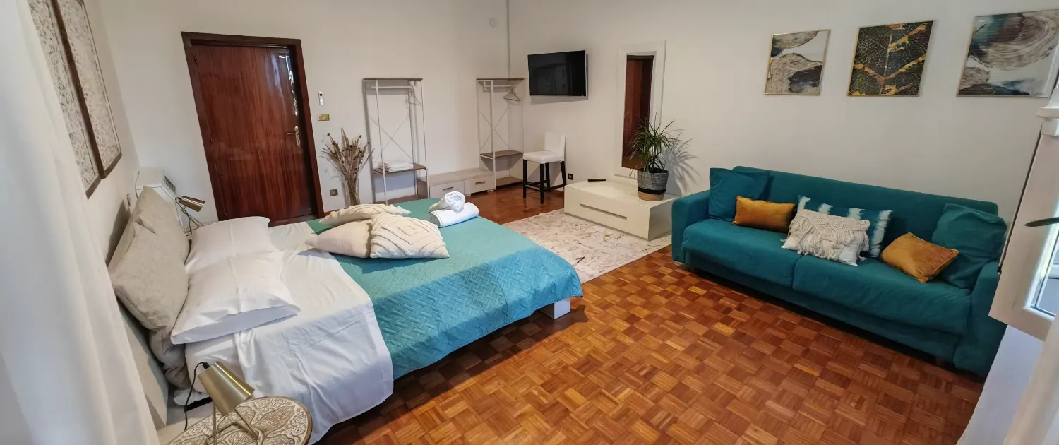 Camera LUCE con letto matrimoniale e divano di Verdeacquassisi, casa vacanze ad Assisi