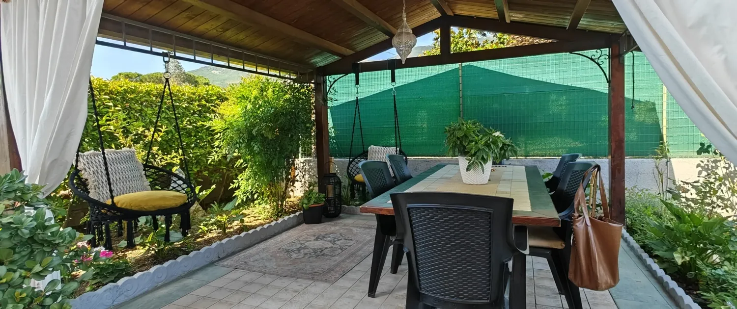 Gazebo nel giardino privato di Verdeacquassisi, casa vacanze a Rivotorto di Assisi