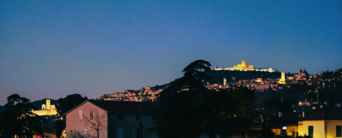 Vista notturna di Assisi illuminata vista da Verdeacquassisi, Rivotorto